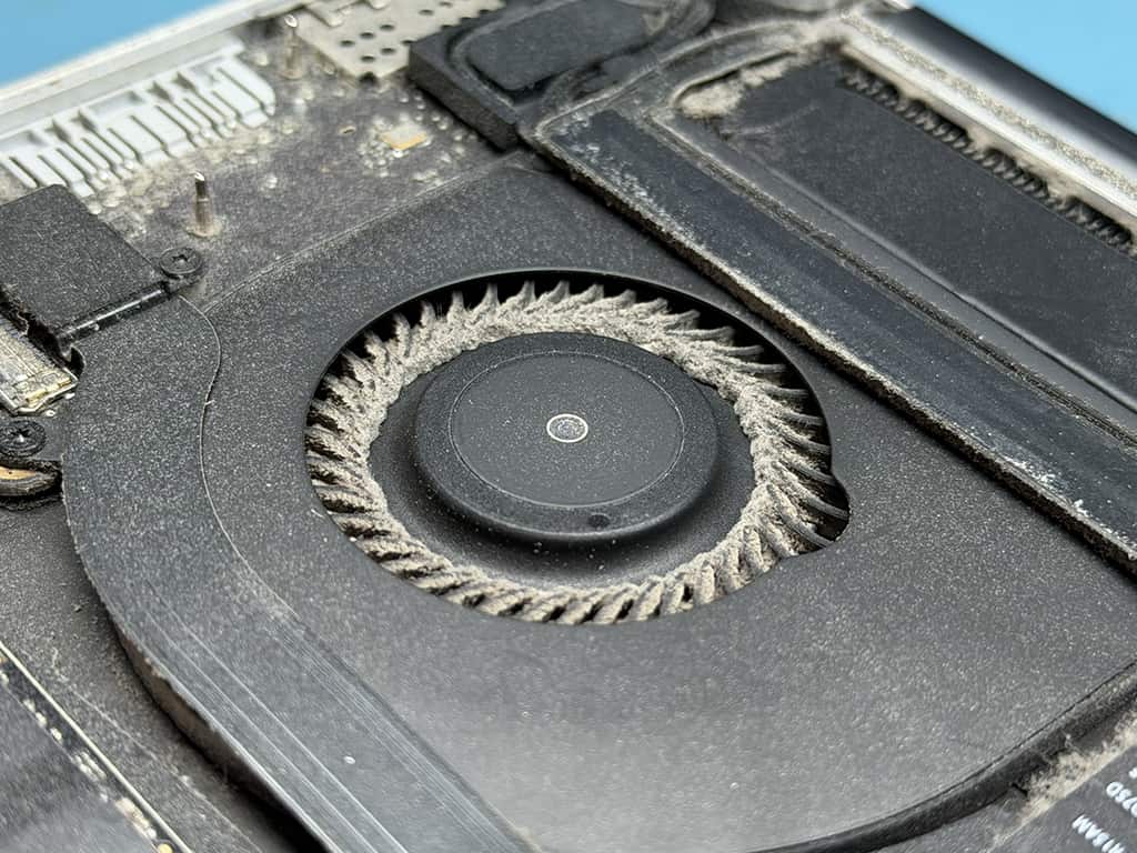 ucpaný větrák u MacBooku